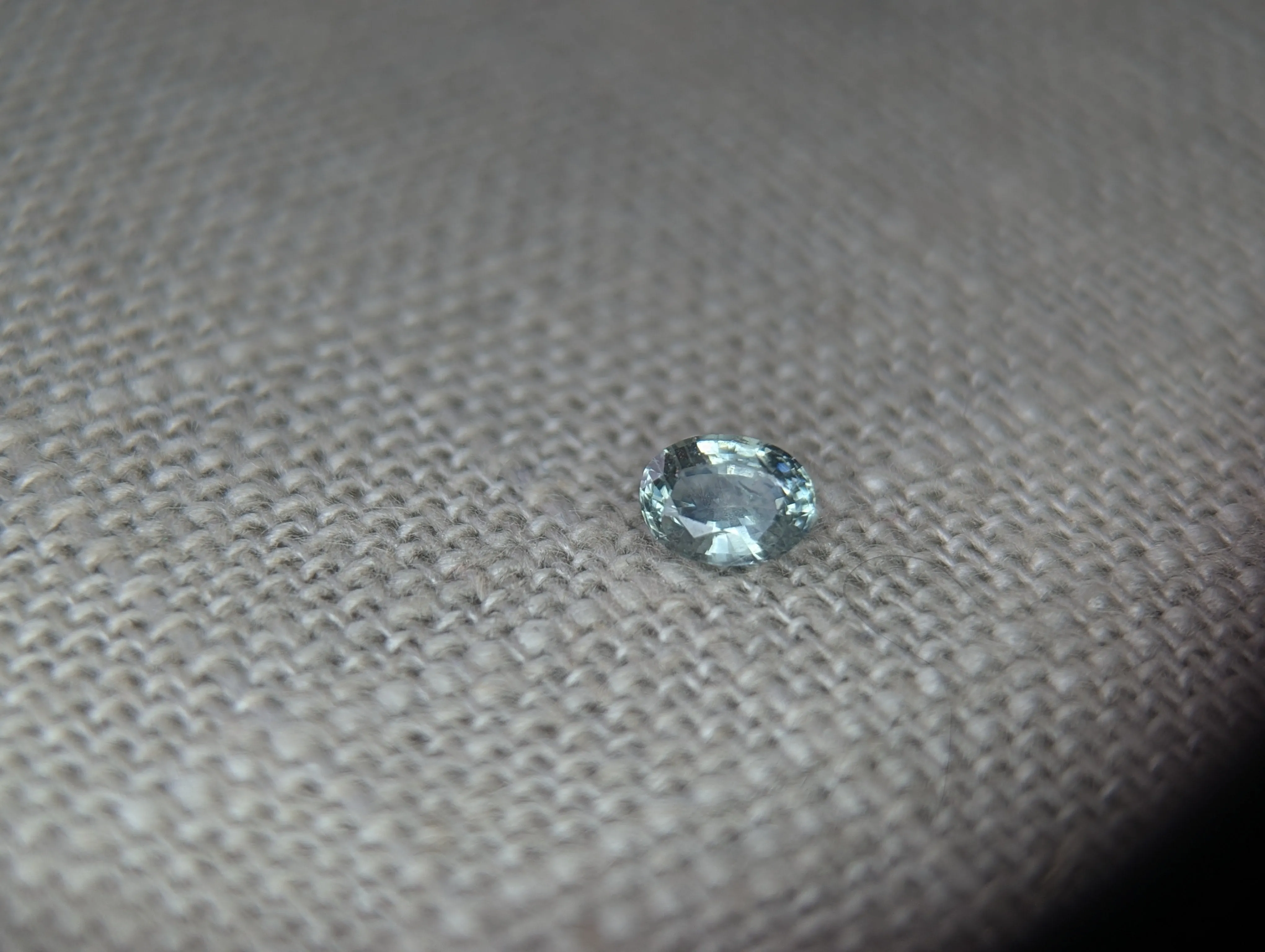 .39 cts. SPARKLING LIGHT BLUE SAPPHIRE