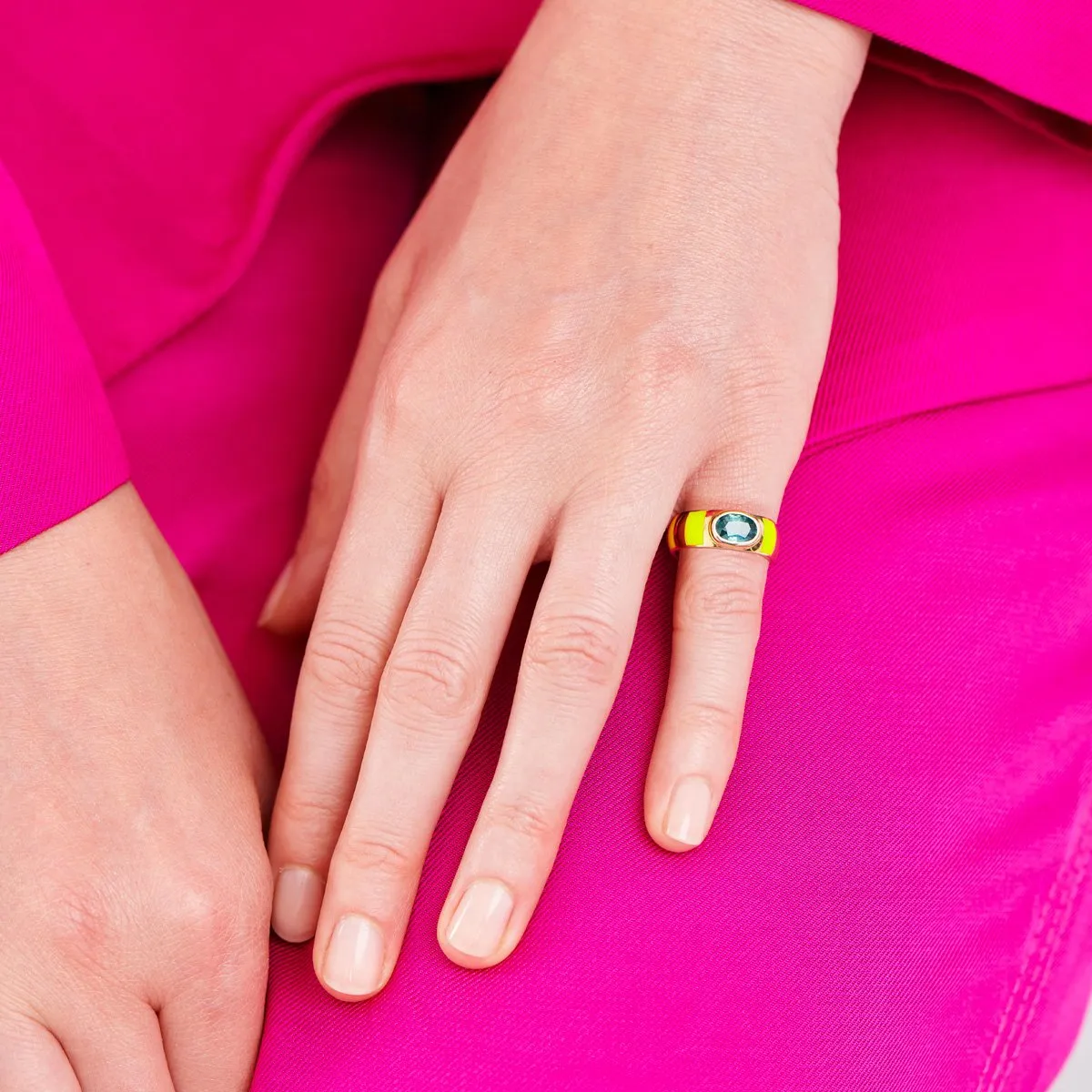 Delphine seal ring neon-yellow enamel and smoked-green Sapphire