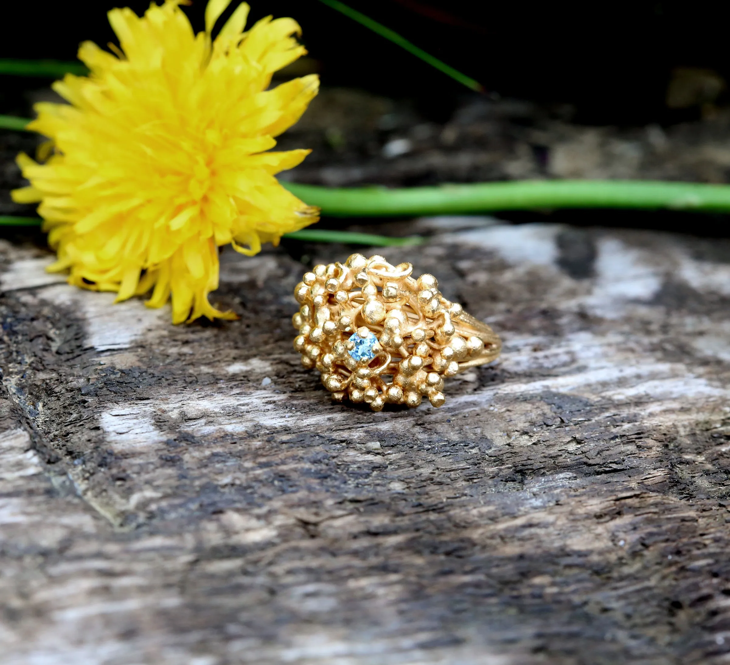Kulfik ring Gold with Blue Topaz