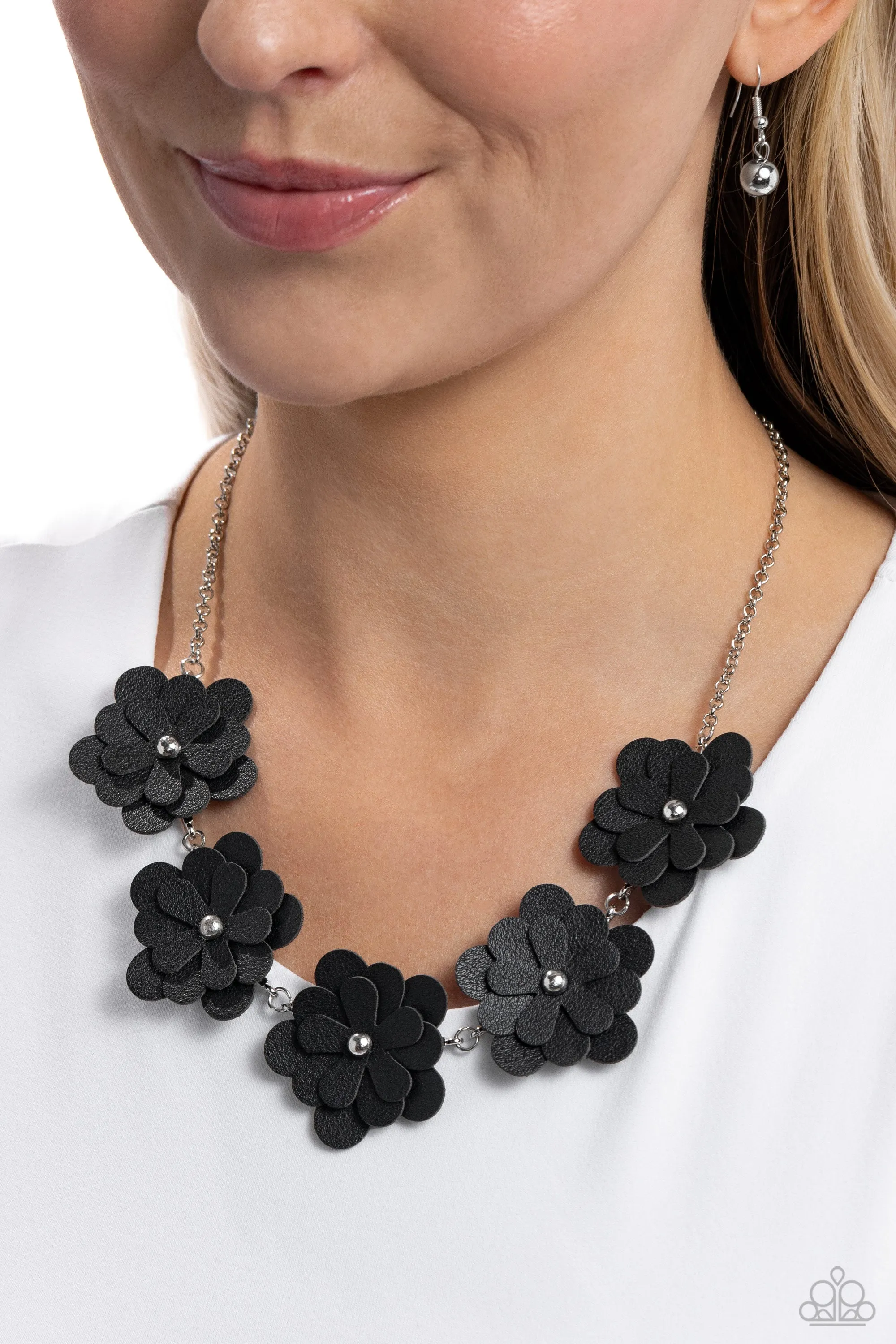 Paparazzi Balance of FLOWER Necklace Black