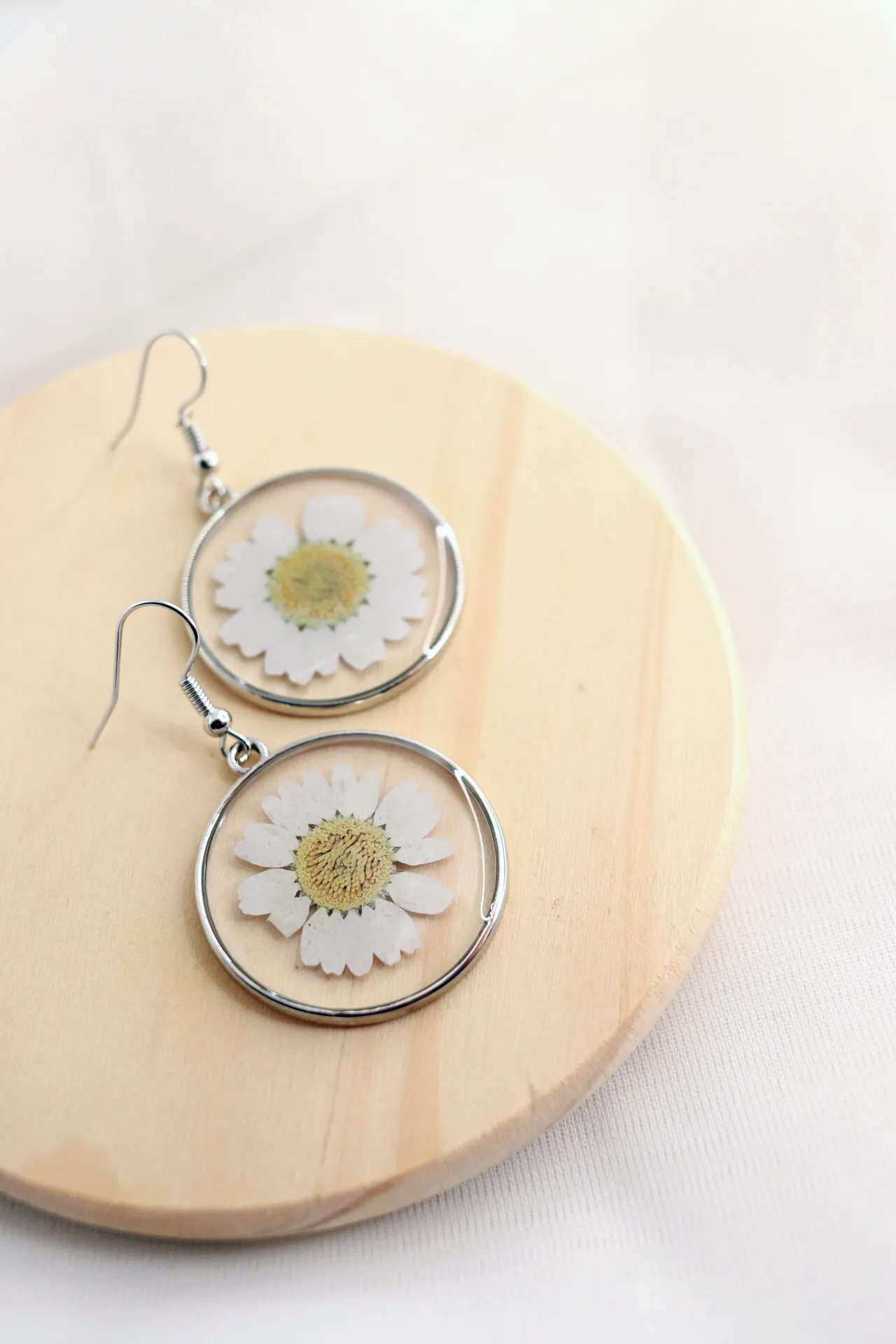 Real Pressed White Daisy Wildflower Earrings - Botanical Resin Dangles - Nature-Inspired Plant Lover's Gift"
