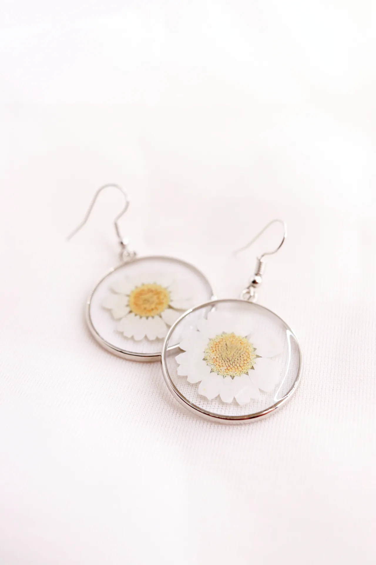 Real Pressed White Daisy Wildflower Earrings - Botanical Resin Dangles - Nature-Inspired Plant Lover's Gift"