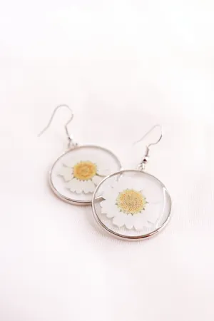 Real Pressed White Daisy Wildflower Earrings - Botanical Resin Dangles - Nature-Inspired Plant Lover's Gift"