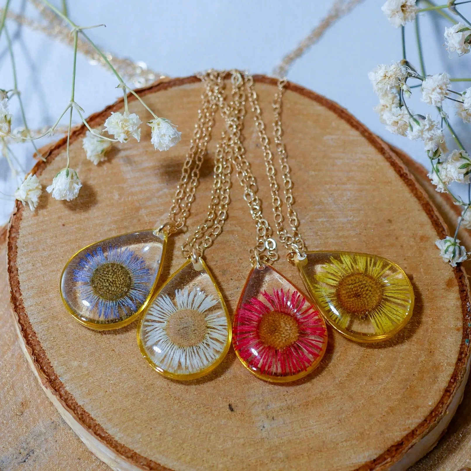 Tiny daisy Teardrop Necklace
