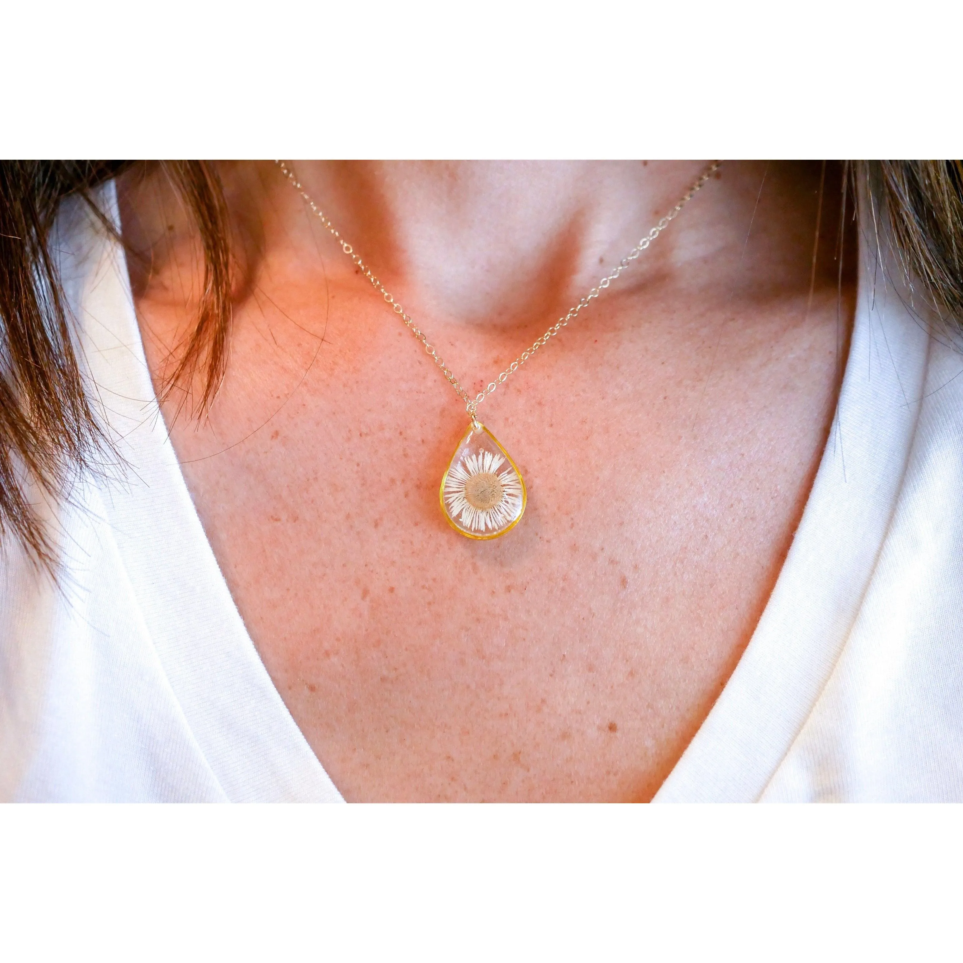 Tiny daisy Teardrop Necklace