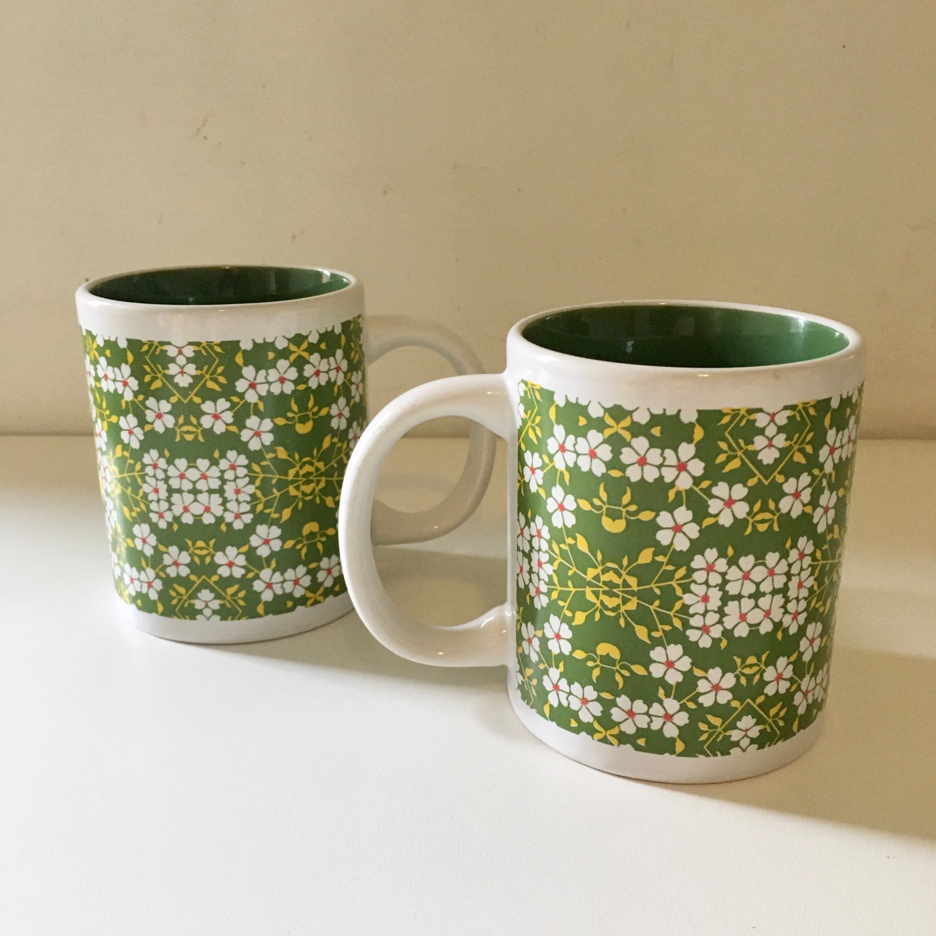 Vintage Retro 60s 70s Floral mug Set // Coffee Tea kitsch kitchen