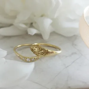 Vintage style Flora pattern wedding ring set