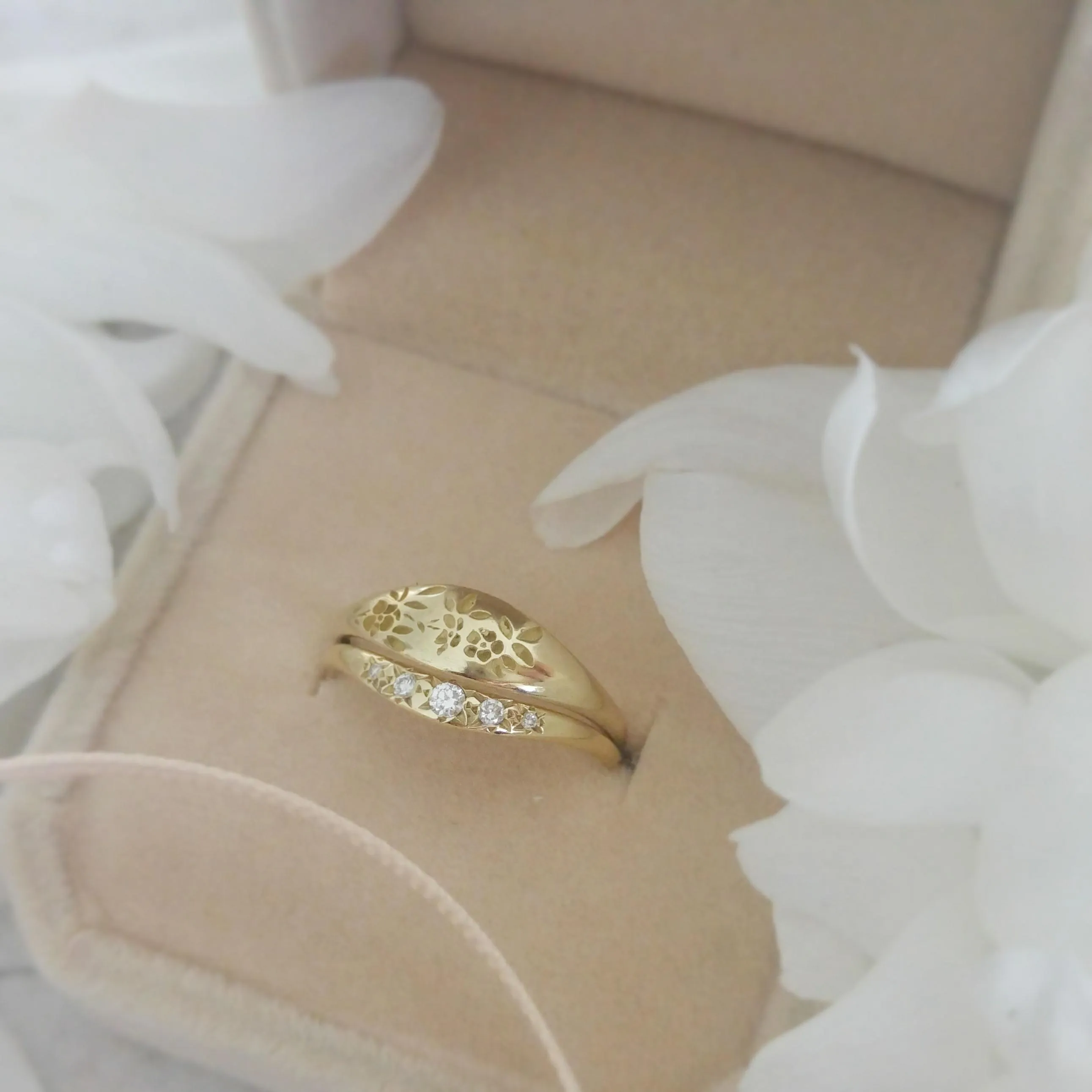 Vintage style Flora pattern wedding ring set
