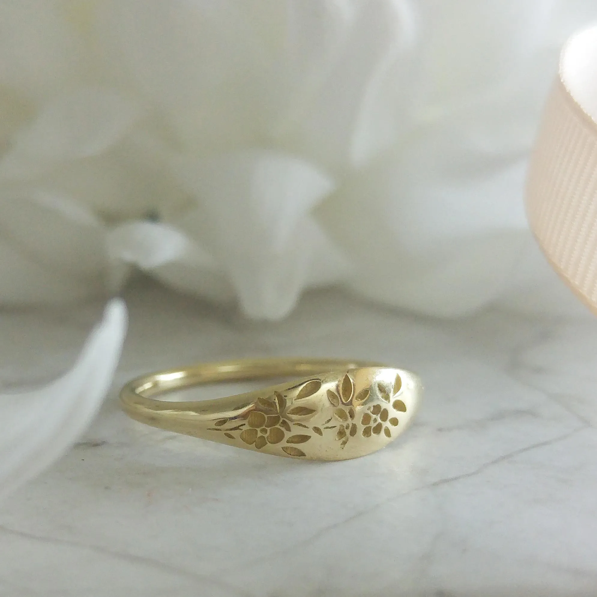 Vintage style Flora pattern wedding ring set